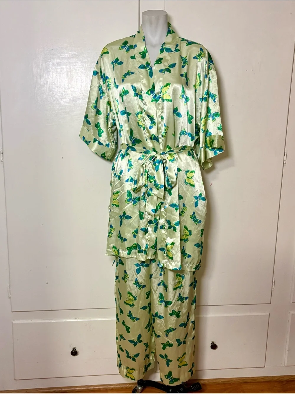 Vintage 90s/Y2K Mix It Green Satin Butterfly Print Robe and Pajama Pants Set